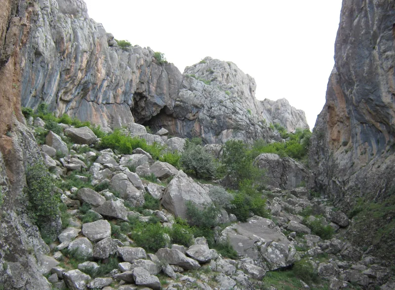 Le tunnel du Tigre (Dicle Tüneli) — reliefs assyriens à la source du Tigre